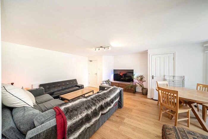 3 Bedroom Flat To Rent In Tollington Park, London, N4