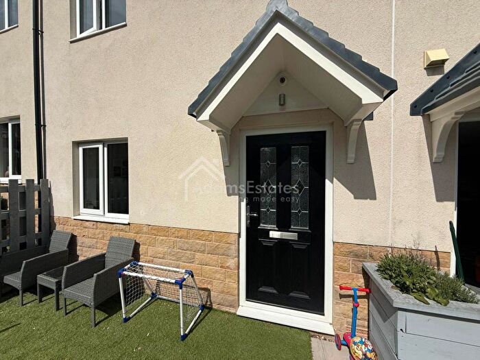 3 Bedroom Terraced House For Sale In Hillcrest Court, Dewsbury, WF12