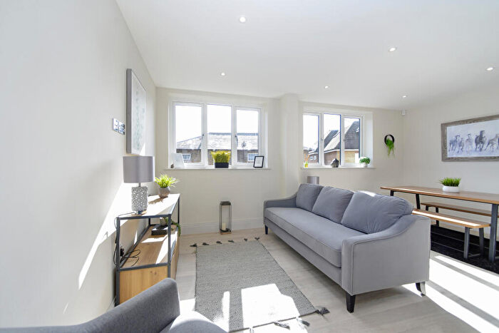 1 Bedroom Apartment For Sale In Farncombe Street, Godalming, Surrey, GU7