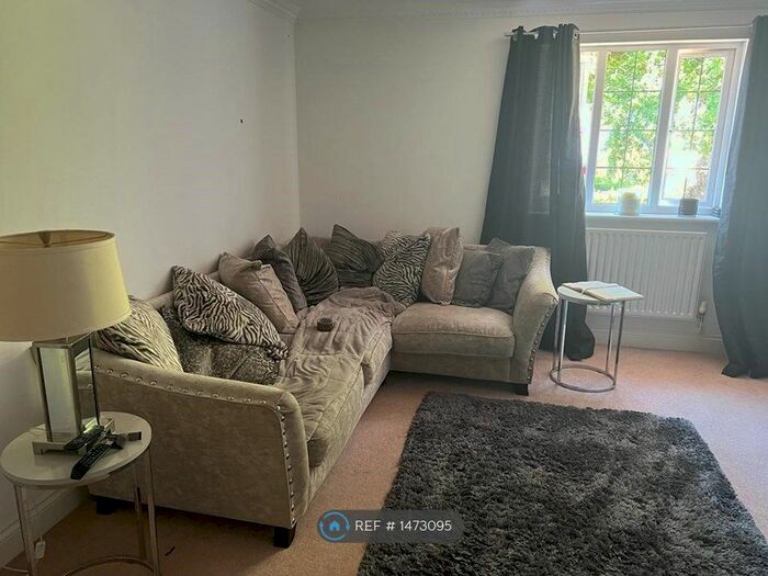 2 Bedroom Flat To Rent In Oakdale, Windlesham, GU20