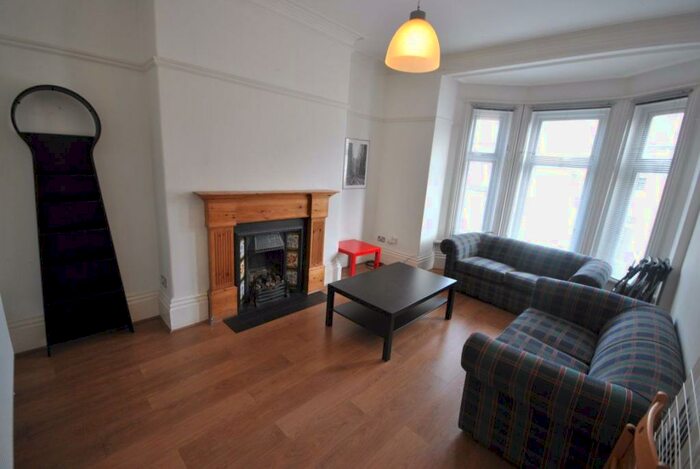 6 Bedroom Property To Rent In Devonshire Place (Flat B), Newcastle Upon Tyne, NE2