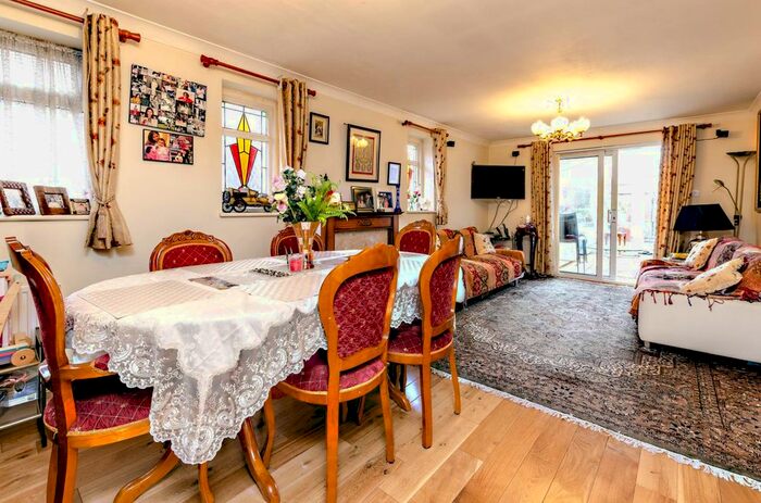 4 Bedroom Bungalow To Rent In Louis Fields, Fairlands, Fairlands, Guildford, GU3