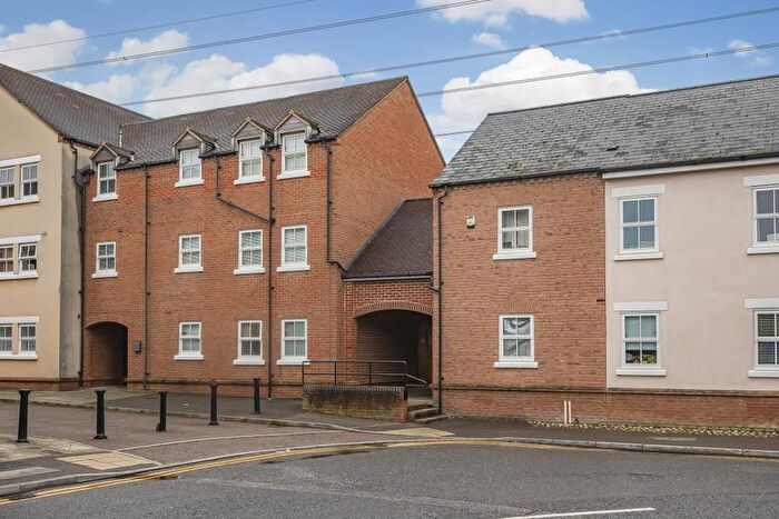 2 Bedroom Flat To Rent In Waterford Gate, Aylesbury, HP19