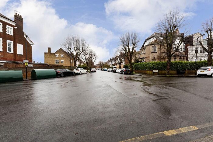 2 Bedroom Flat To Rent In Grosvenor Gardens, London, NW2