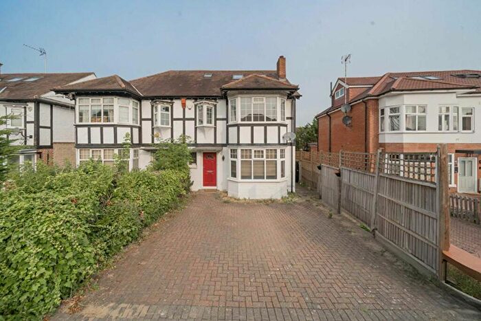 5 Bedroom House To Rent In Nether Street, Finchley, N3