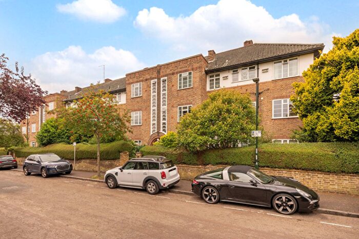 3 Bedroom Flat To Rent In Chester Close, Richmond, TW10