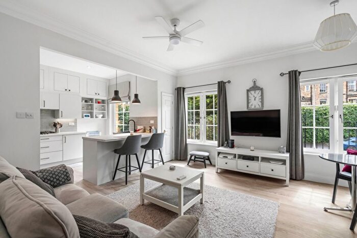 2 Bedroom Flat For Sale In East London Street, Edinburgh, Midlothian, EH7