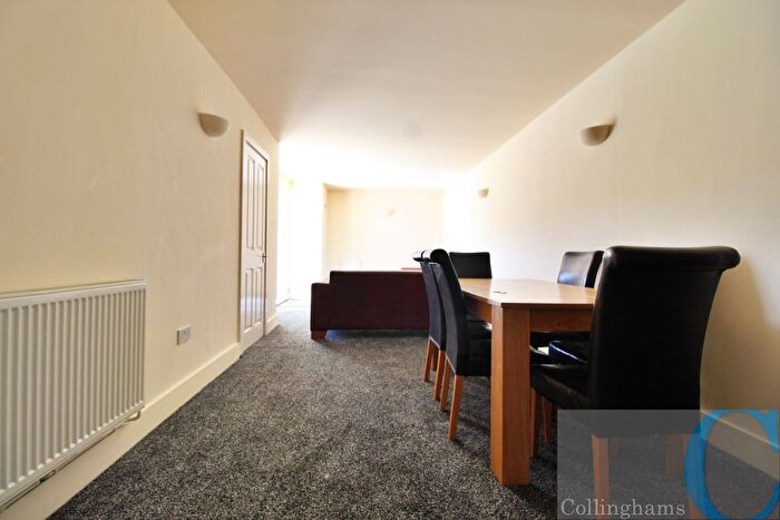 3 Bedroom Flat To Rent In Robinson Road, London, SW17