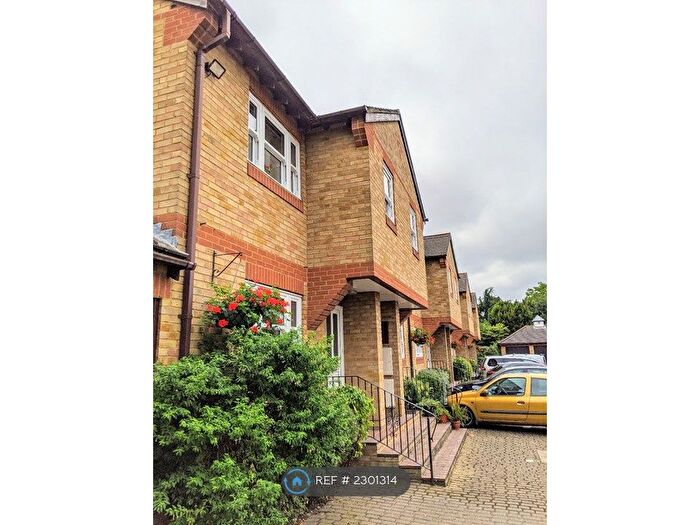 2 Bedroom Flat To Rent In Fawcett Road, Windsor, SL4