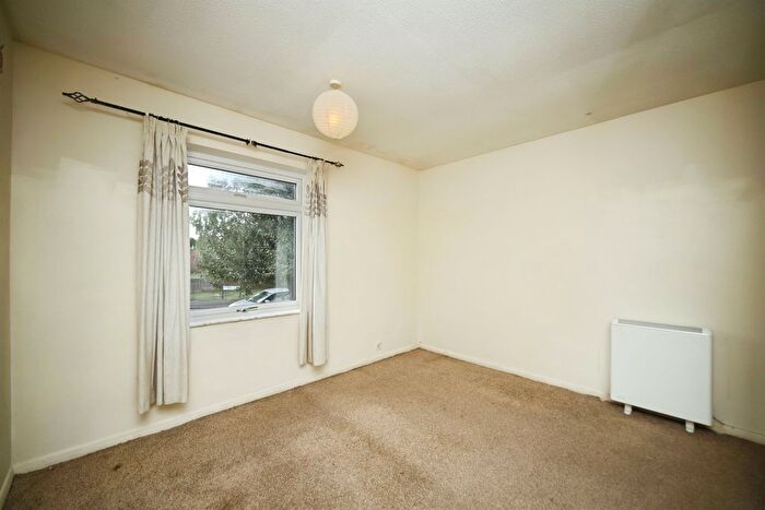2 Bedroom Flat For Sale In Bacon Drive, Taunton, TA1