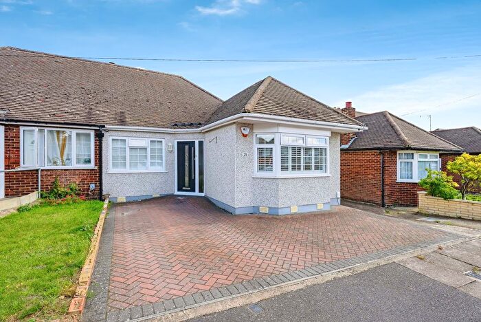 3 Bedroom Bungalow For Sale In Abingdon Road, Luton, LU4