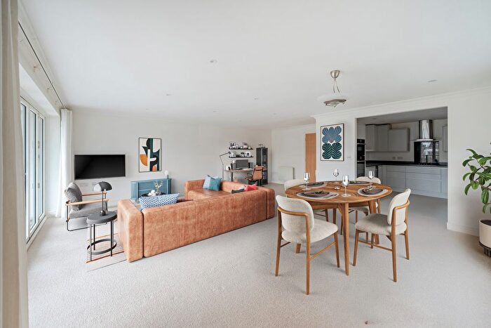 2 Bedroom Flat For Sale In Ray Mead Road, Maidenhead, SL6