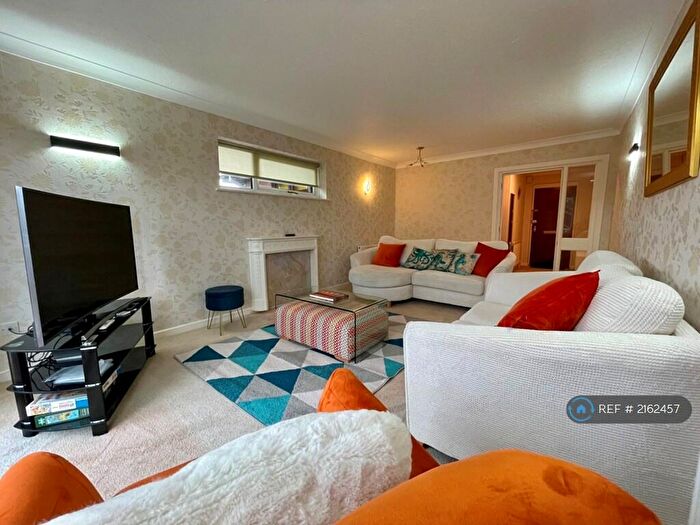 2 Bedroom Flat To Rent In Chine Mansions, Bournemouth, BH2