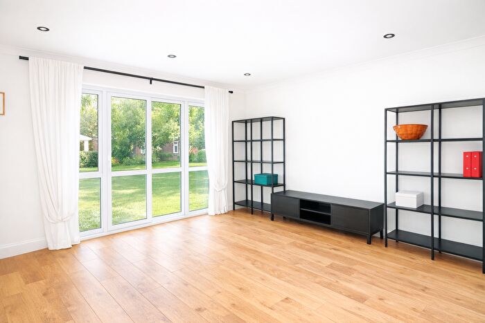 2 Bedroom Flat To Rent In Turnpike Link, Croydon, CR0