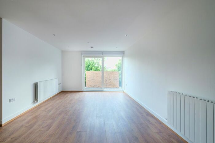 2 Bedroom Flat To Rent In Well Farm Road, Whyteleafe, CR3