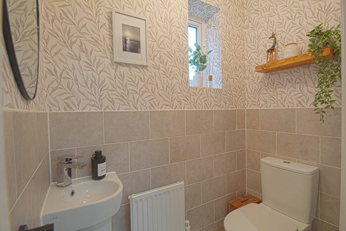 4 Bedroom Detached House For Sale In Restharrow Road, Broughton, HP22