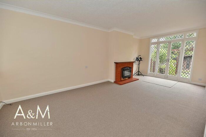 2 Bedroom Maisonette To Rent In Fullwell Avenue, Clayhall, IG5