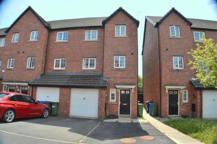 4 Bedroom Town House To Rent In Foxwood Drive, Hyde, SK14