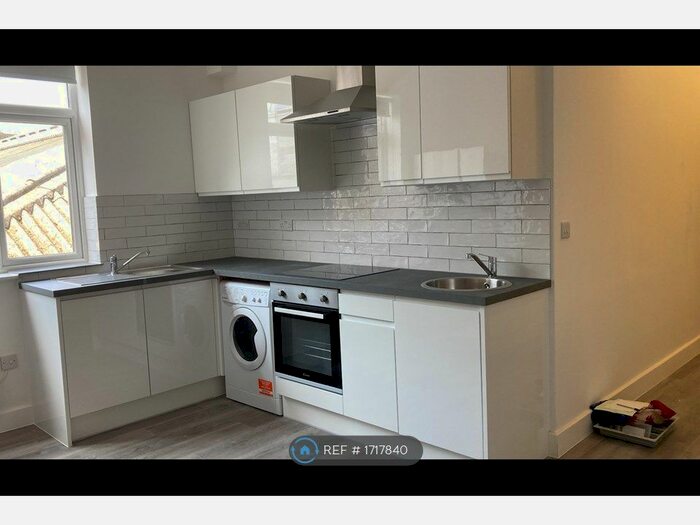 Studio To Rent In Stamford Hill, London, N16