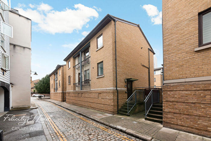 2 Bedroom Town House For Sale In Vantage Mews, London, E14