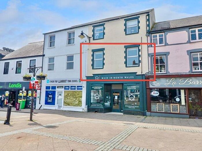 3 Bedroom Flat For Sale In Ancaster Square, Llanrwst, LL26