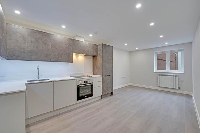 3 Bedroom Flat To Rent In High Road, London, N12