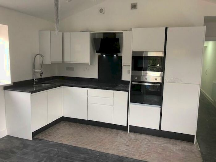 3 Bedroom Flat To Rent In The Walk, Cardiff, CF24