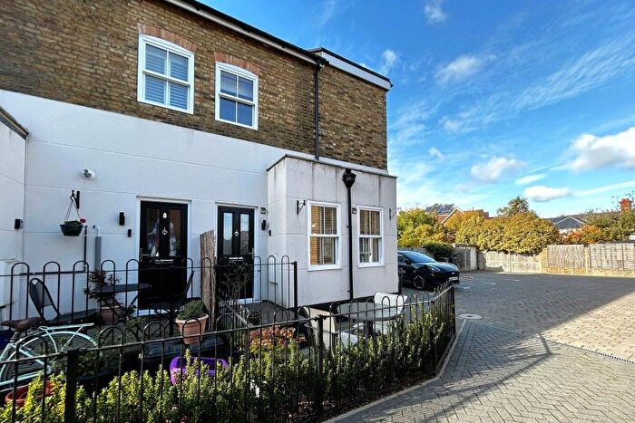 1 Bedroom Mews To Rent In West Byfleet, Surrey, KT14