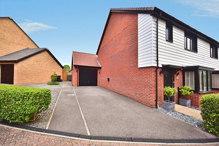 3 Bedroom Semi Detached House For Sale In Hirschield Drive, Leybourne, West Malling, ME19