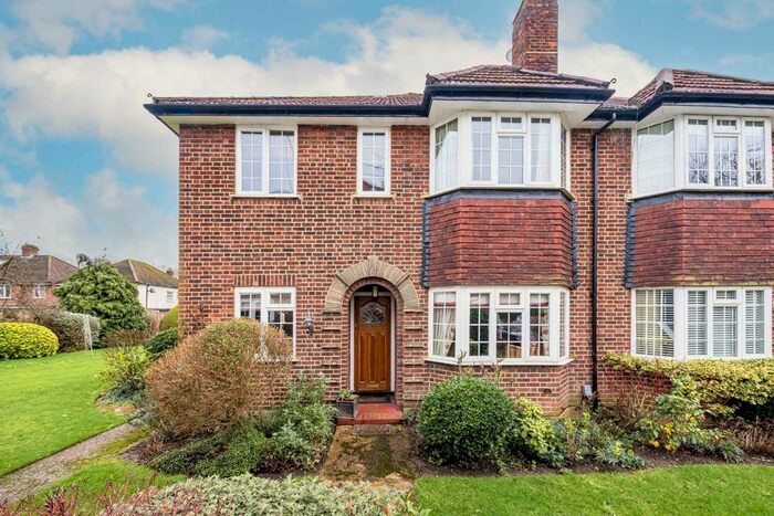 2 Bedroom Maisonette To Rent In Ditton Lawn, Portsmouth Road, Thames Ditton, KT7