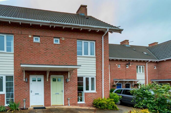 3 Bedroom Town House For Sale In Pembroke Fields, Dinton, Salisbury, SP3