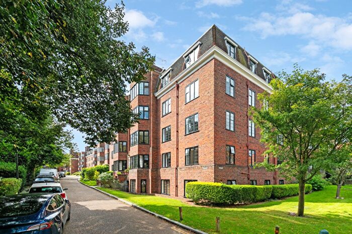 4 Bedroom Flat To Rent In Keble House, Manor Fields, SW15