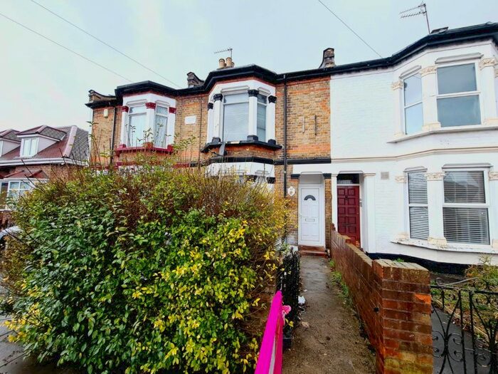 3 Bedroom Detached House To Rent In Mandeville Road, Enfield, EN3