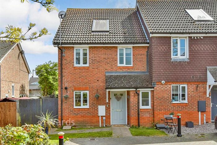 3 Bedroom End Of Terrace House For Sale In Nunnery Grove, Minster On Sea, Sheerness, Kent, ME12