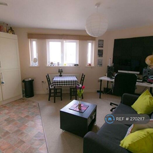 1 Bedroom Flat To Rent In Coronation Court, Kingston Upon Thames, KT1