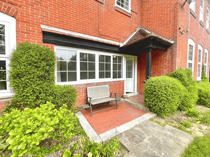 2 Bedroom Flat For Sale In Netley Hill Estate, Southampton, SO19