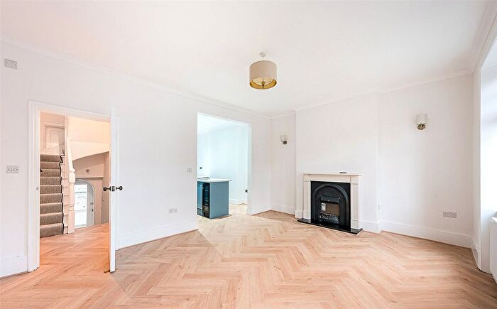 2 Bedroom Flat For Sale In Meath Street, London, SW11