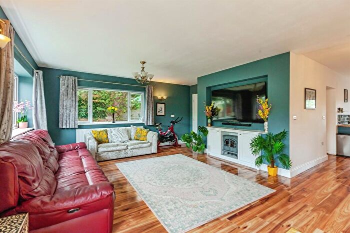 3 Bedroom Semi-Detached House For Sale In Beech Road, Saltford, Bristol, BS31