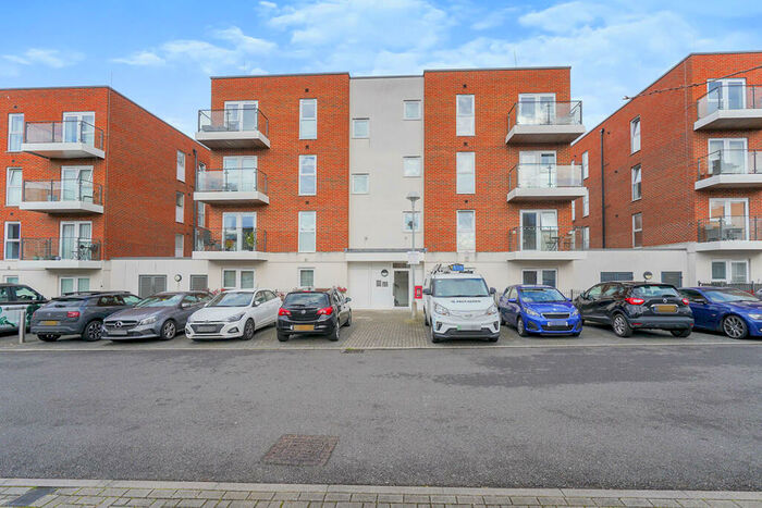 2 Bedroom Flat To Rent In Alcock Crescent, Crayford, Dartford, DA1