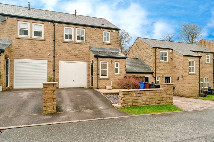 3 Bedroom Town House For Sale In Floats Mill, Colne, Lancashire, BB8