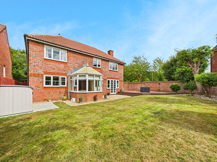 5 Bedroom Detached House For Sale In Farriers Close, Bramley, RG26