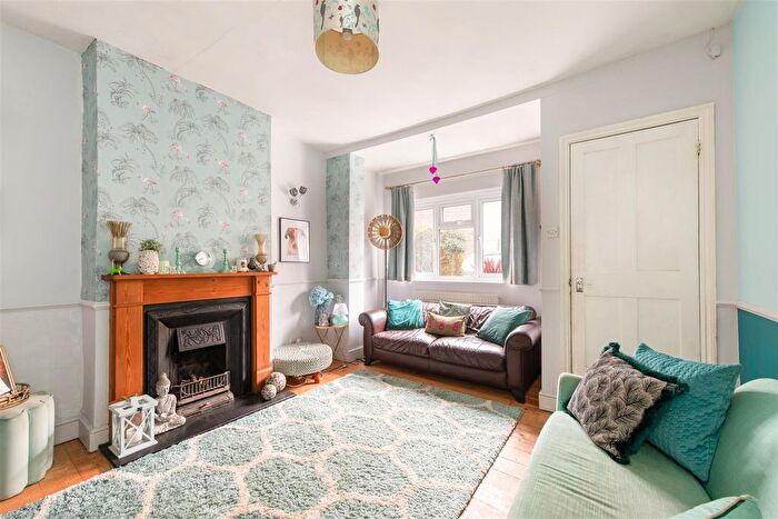 3 Bedroom Terraced House For Sale In Edward Road, Barnet, EN4