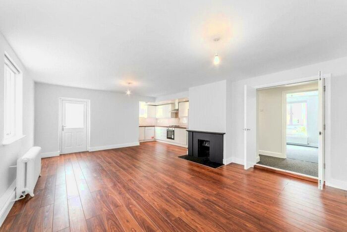 2 Bedroom Apartment To Rent In St. Annes Close, London, N6