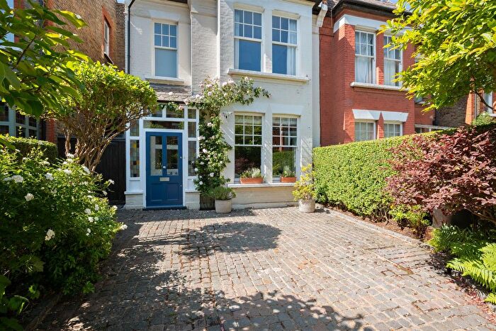 5 Bedroom Semi-Detached House For Sale In Dyne Road, London, NW6