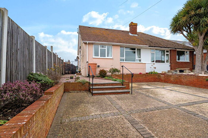 2 Bedroom Chalet For Sale In Cliffsend Grove, Cliffsend, Ramsgate, CT12