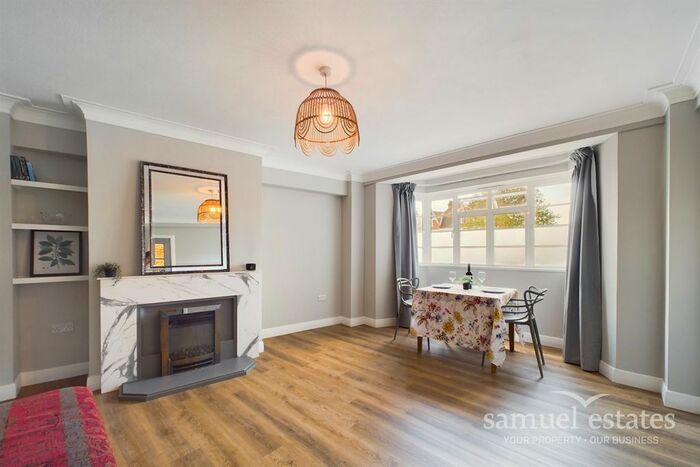 2 Bedroom Flat To Rent In Streatham High Road, London, SW16