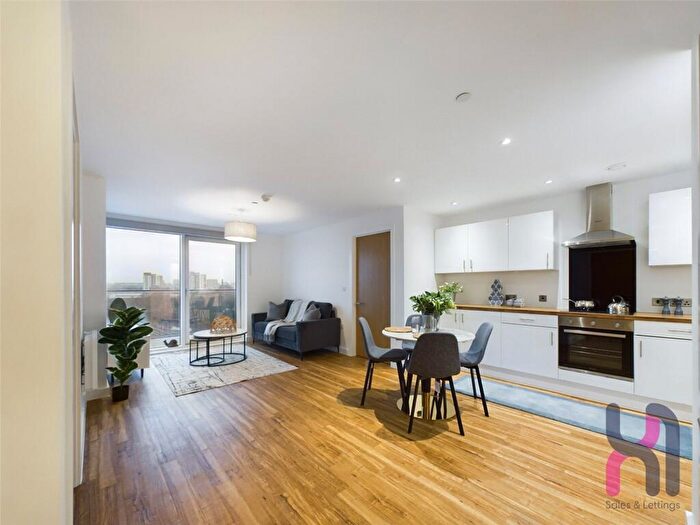 2 Bedroom Flat To Rent In Pomona Strand, Manchester, M16