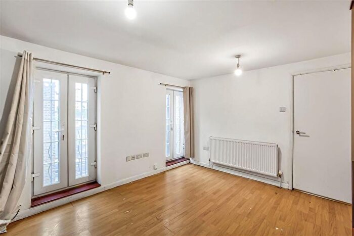 Studio To Rent In Uxbridge Road, London, W12