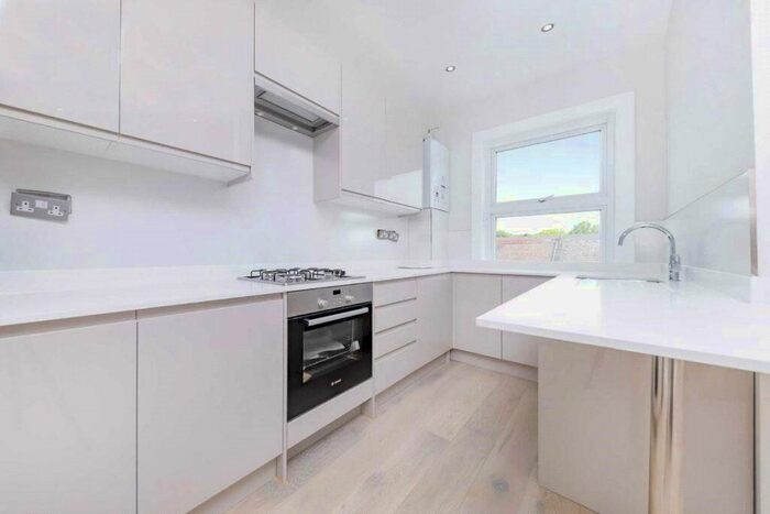 3 Bedroom Flat To Rent In Kilburn Lane, Queens Park, London, W10