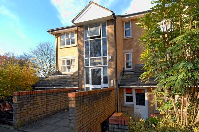 1 Bedroom Flat To Rent In Peregrine Court, London, SW16